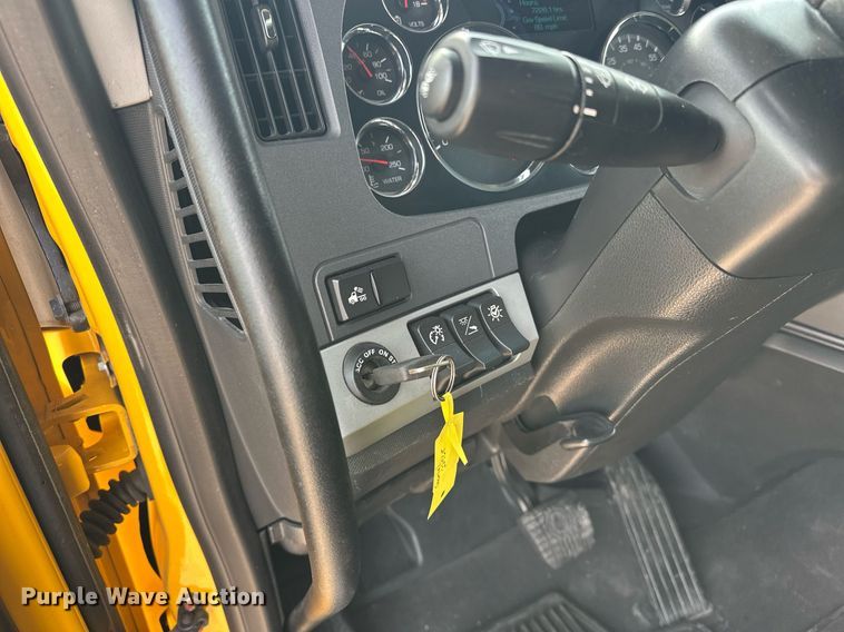 image for item ER4876 2022 Kenworth T680 semi truck