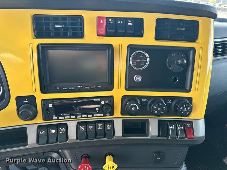 image for item ER4876 2022 Kenworth T680 semi truck