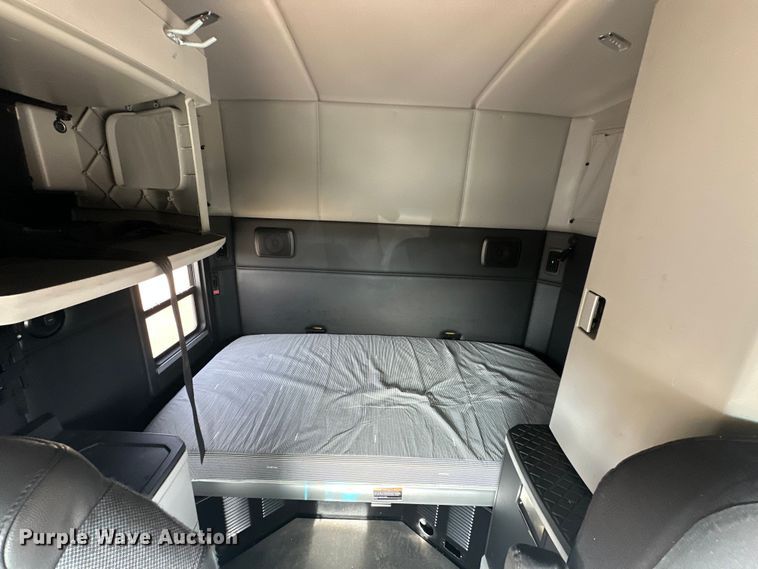 image for item ER4876 2022 Kenworth T680 semi truck