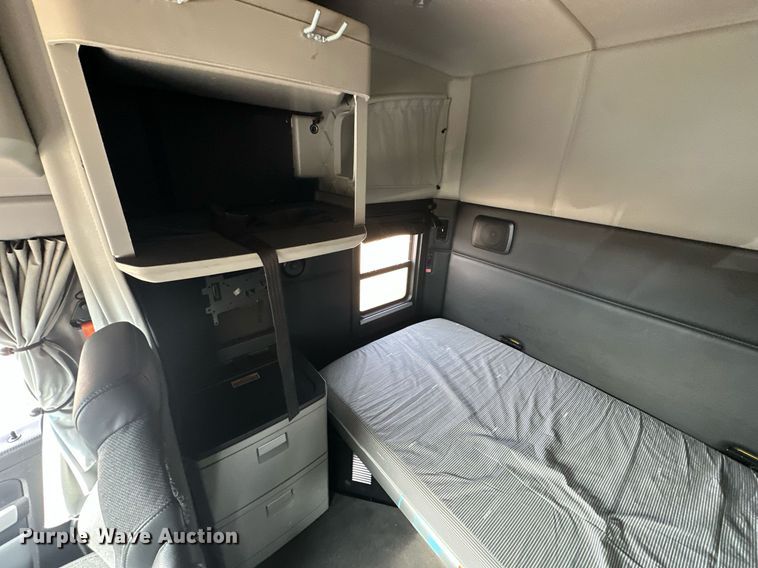 image for item ER4876 2022 Kenworth T680 semi truck