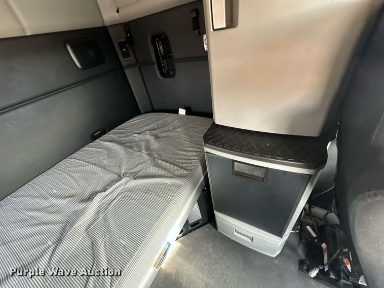 image for item ER4876 2022 Kenworth T680 semi truck