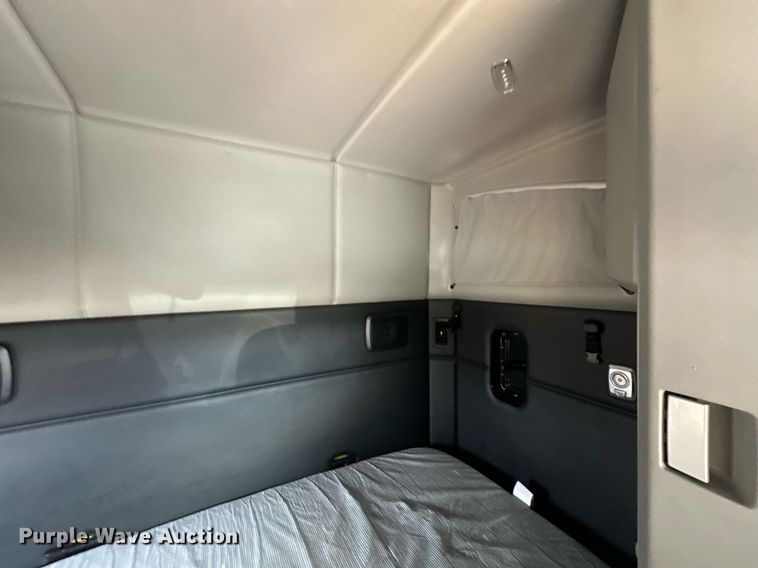 image for item ER4876 2022 Kenworth T680 semi truck