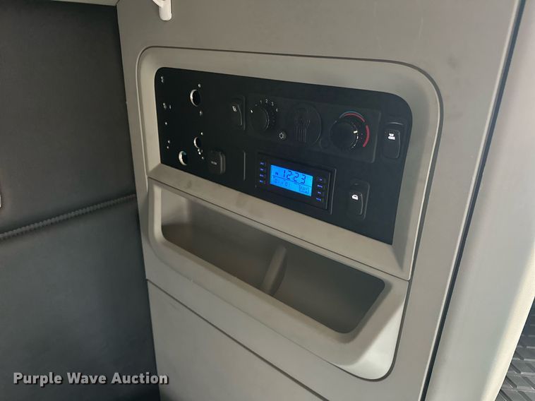 image for item ER4876 2022 Kenworth T680 semi truck