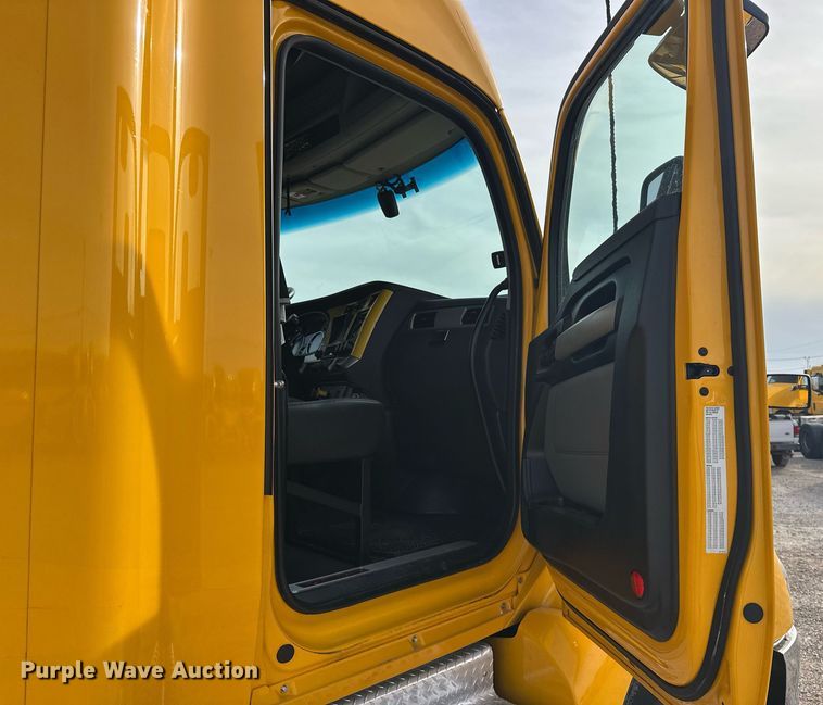 image for item ER4876 2022 Kenworth T680 semi truck
