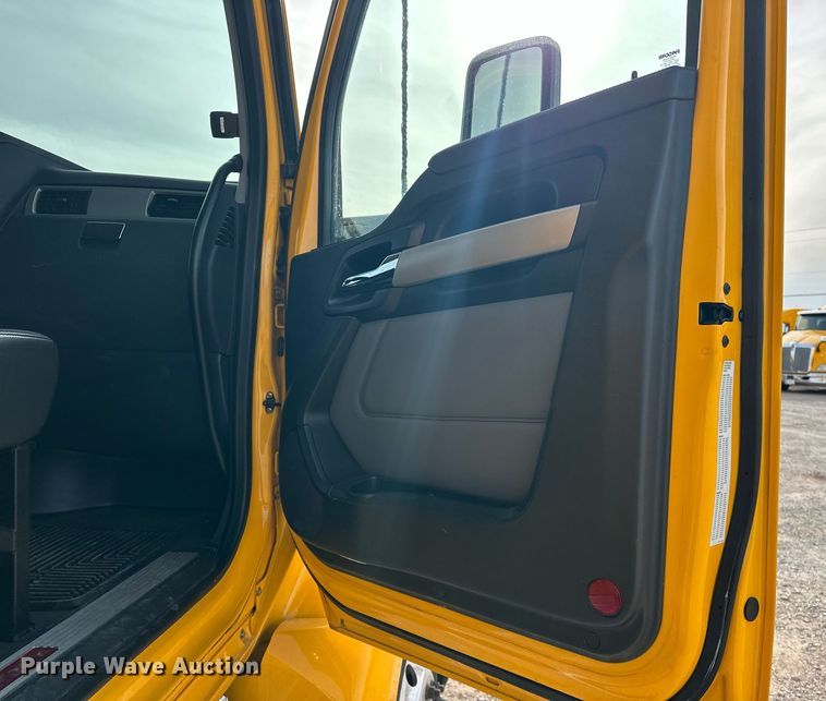 image for item ER4876 2022 Kenworth T680 semi truck