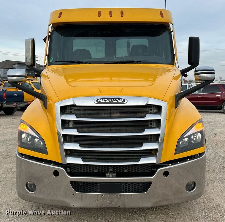 image for item ER4877 2021 Freightliner Cascadia 126 semi truck