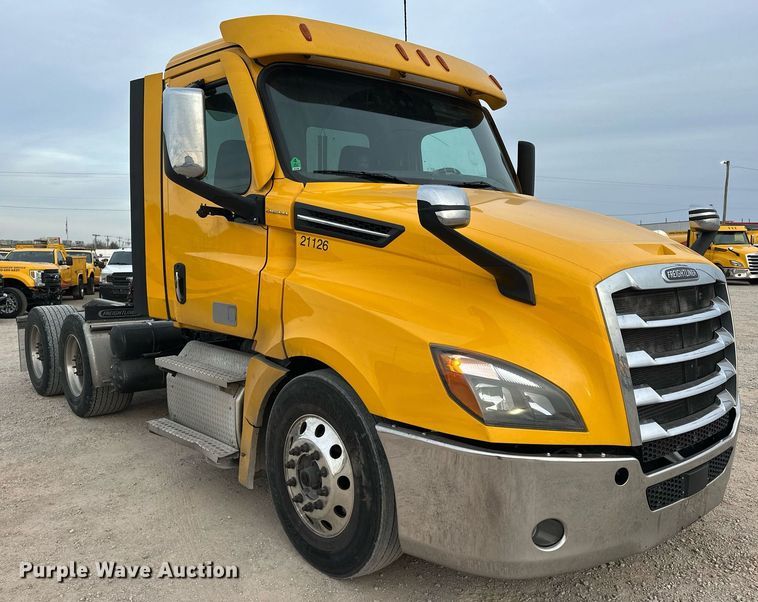 image for item ER4877 2021 Freightliner Cascadia 126 semi truck