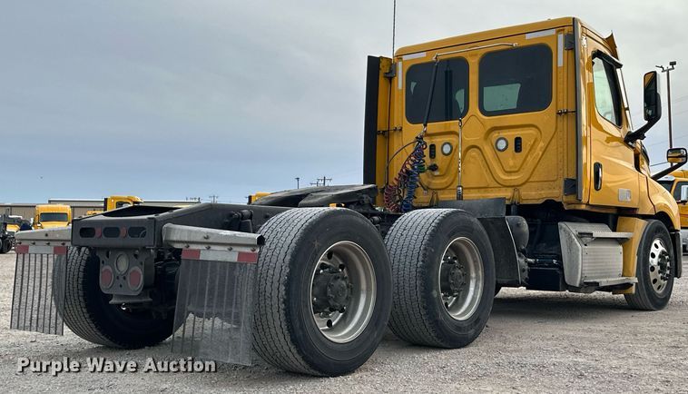 image for item ER4877 2021 Freightliner Cascadia 126 semi truck