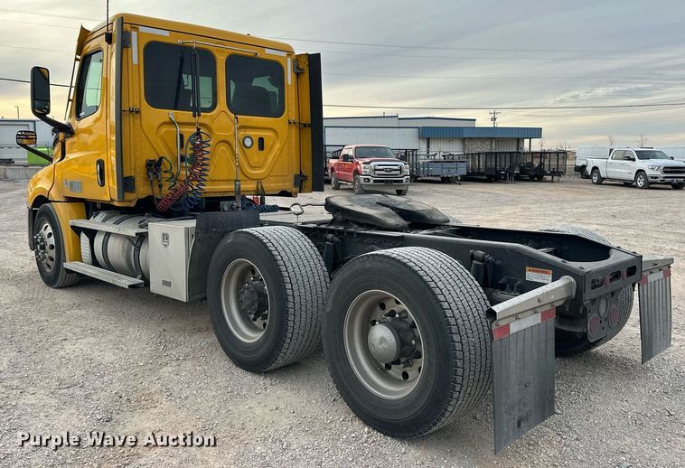 image for item ER4877 2021 Freightliner Cascadia 126 semi truck