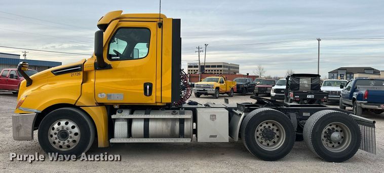 image for item ER4877 2021 Freightliner Cascadia 126 semi truck