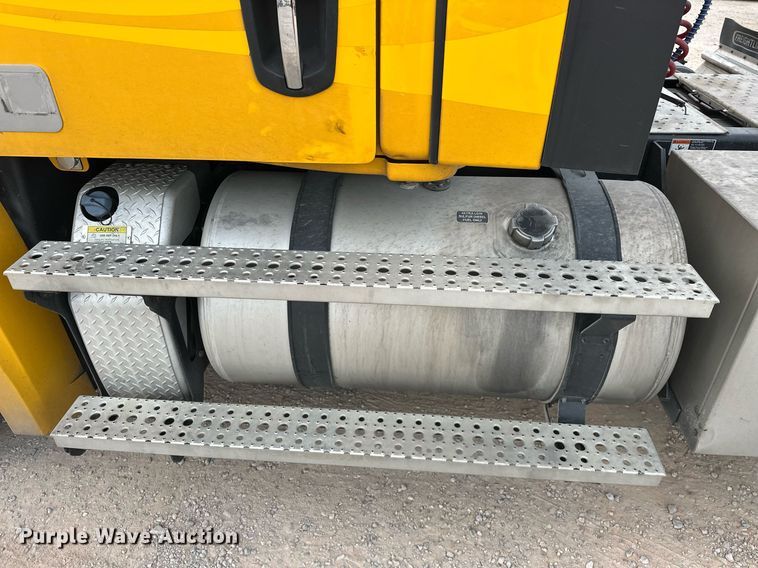 image for item ER4877 2021 Freightliner Cascadia 126 semi truck