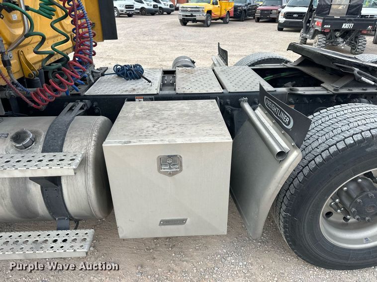 image for item ER4877 2021 Freightliner Cascadia 126 semi truck