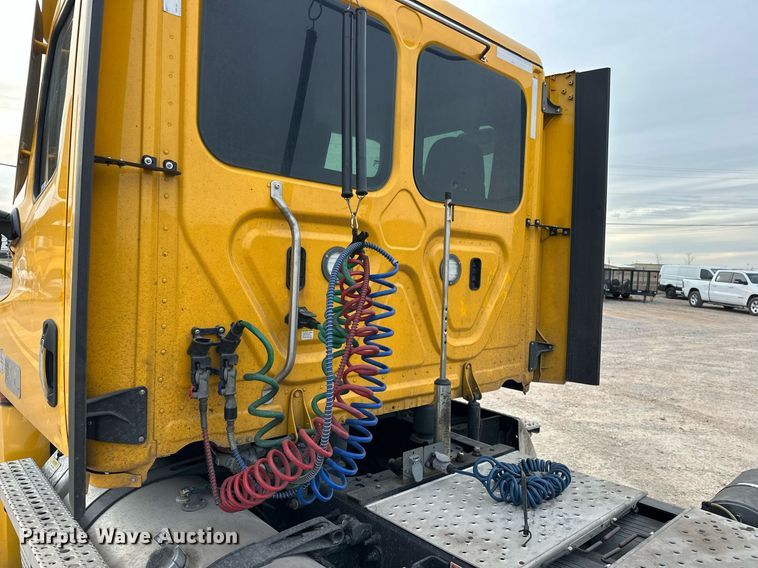 image for item ER4877 2021 Freightliner Cascadia 126 semi truck