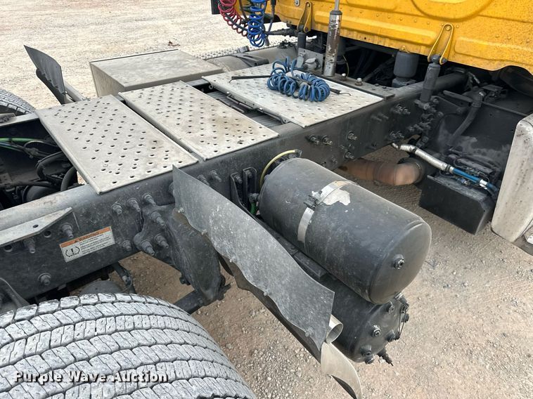 image for item ER4877 2021 Freightliner Cascadia 126 semi truck