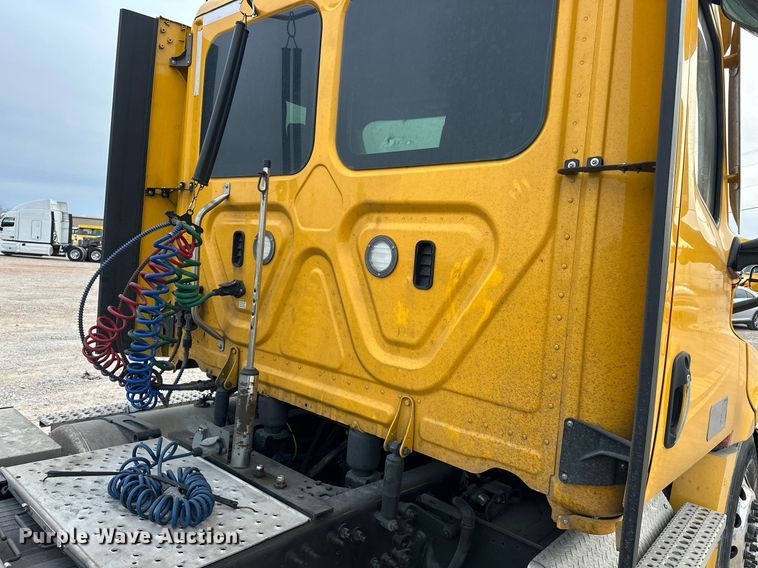 image for item ER4877 2021 Freightliner Cascadia 126 semi truck