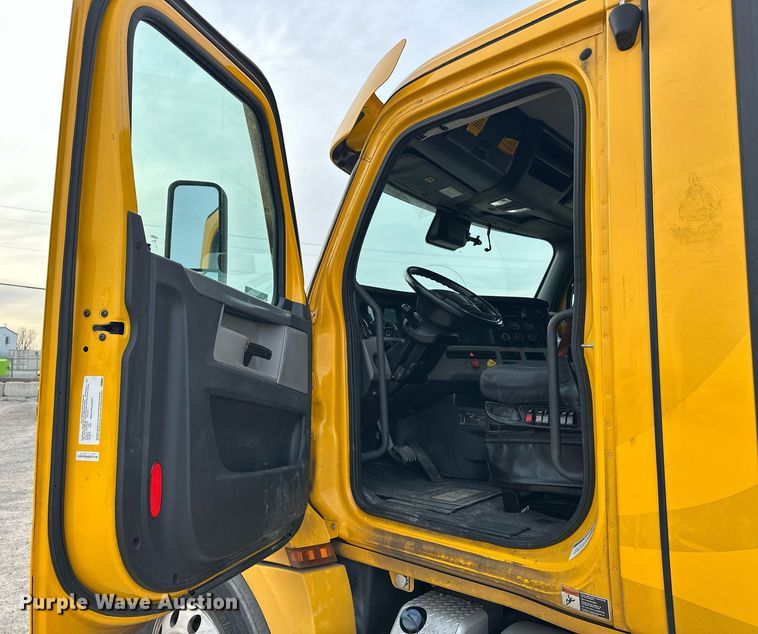 image for item ER4877 2021 Freightliner Cascadia 126 semi truck