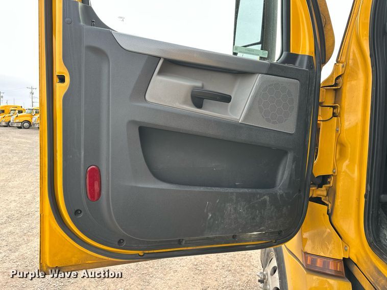 image for item ER4877 2021 Freightliner Cascadia 126 semi truck