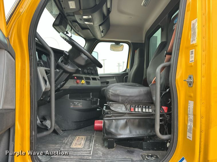 image for item ER4877 2021 Freightliner Cascadia 126 semi truck