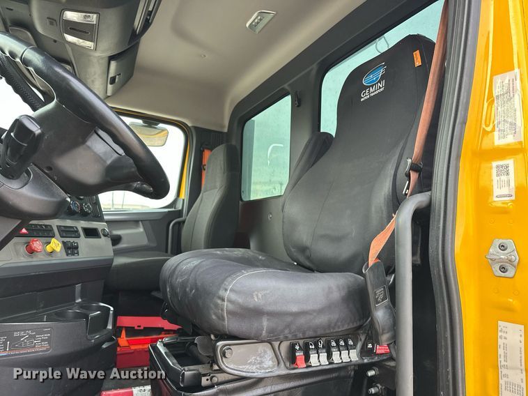 image for item ER4877 2021 Freightliner Cascadia 126 semi truck