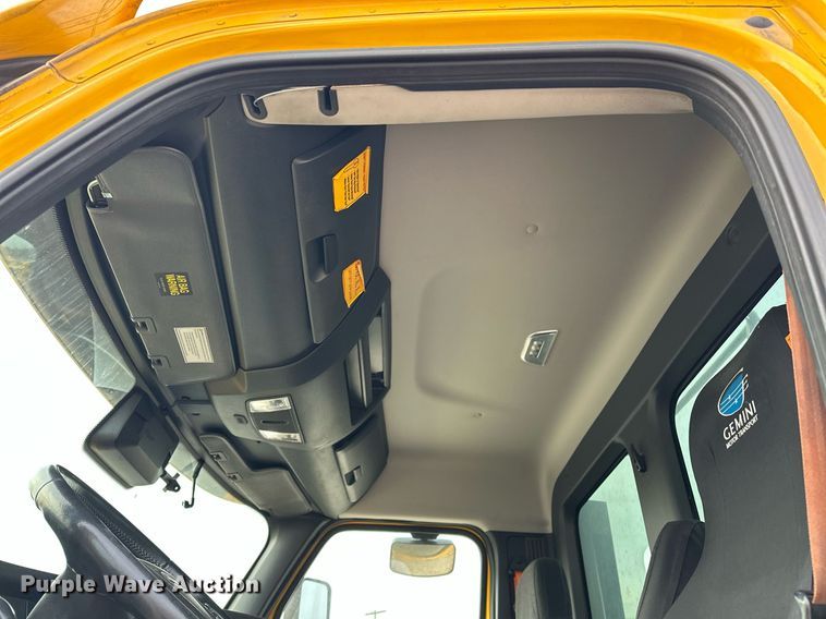 image for item ER4877 2021 Freightliner Cascadia 126 semi truck