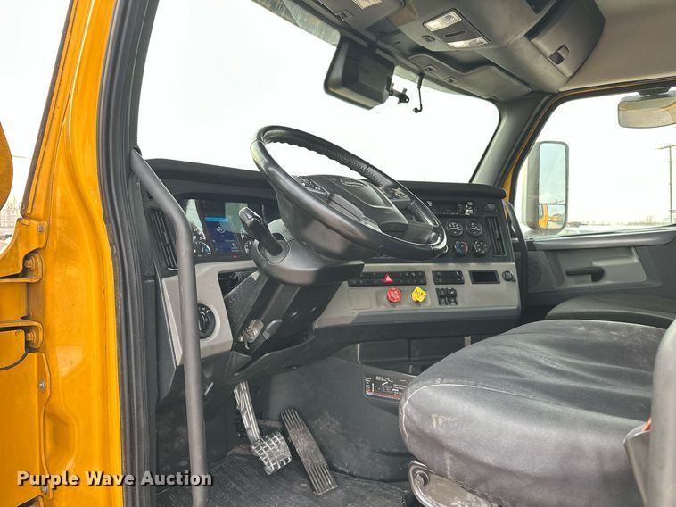 image for item ER4877 2021 Freightliner Cascadia 126 semi truck