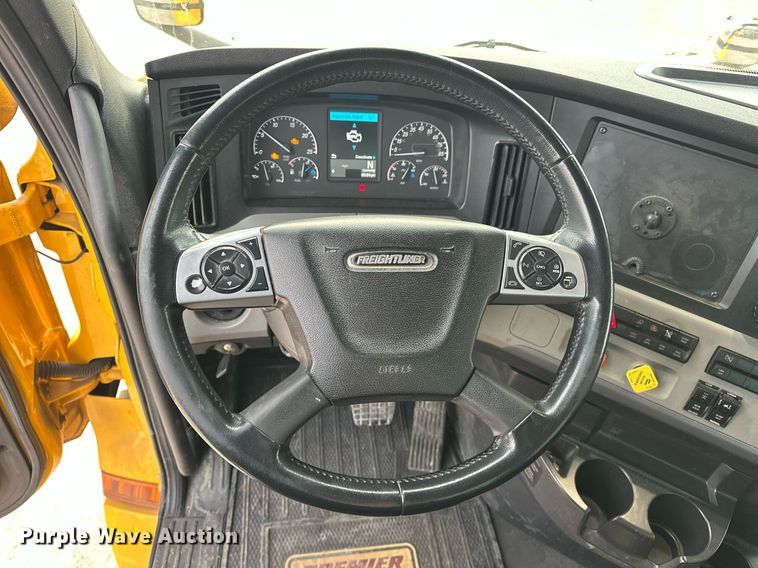 image for item ER4877 2021 Freightliner Cascadia 126 semi truck