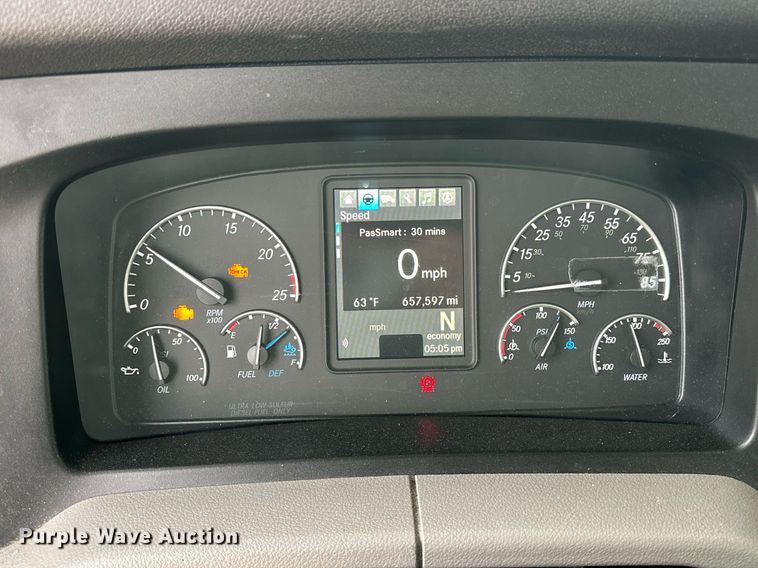 image for item ER4877 2021 Freightliner Cascadia 126 semi truck