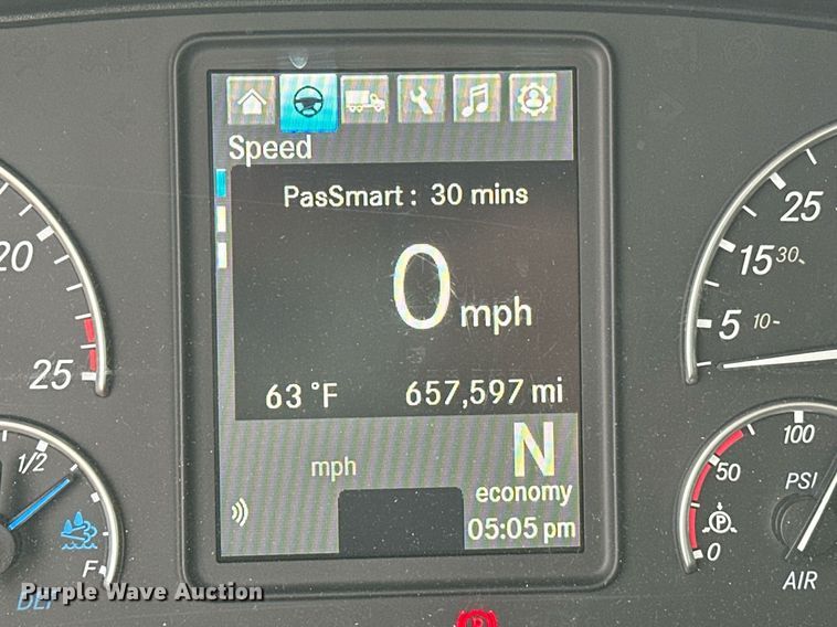 image for item ER4877 2021 Freightliner Cascadia 126 semi truck