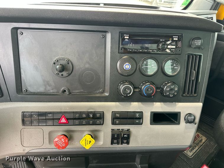 image for item ER4877 2021 Freightliner Cascadia 126 semi truck