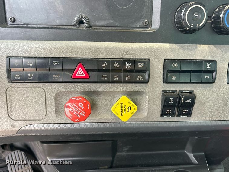 image for item ER4877 2021 Freightliner Cascadia 126 semi truck