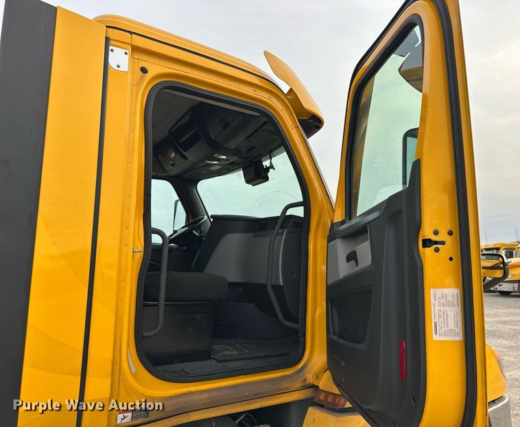 image for item ER4877 2021 Freightliner Cascadia 126 semi truck