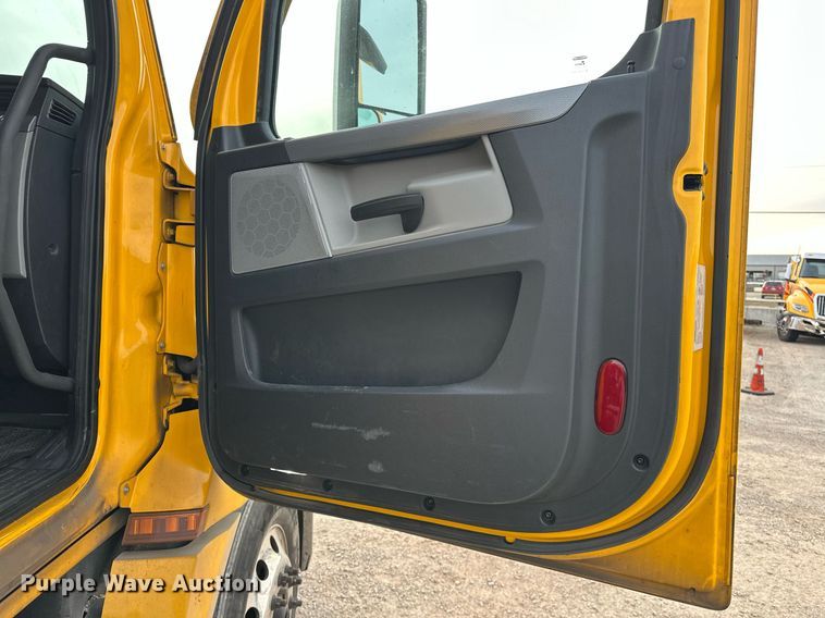 image for item ER4877 2021 Freightliner Cascadia 126 semi truck