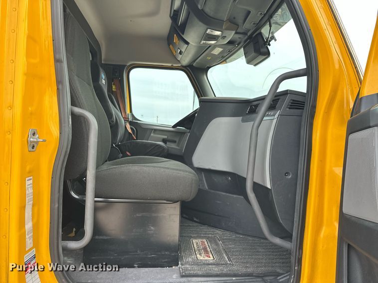 image for item ER4877 2021 Freightliner Cascadia 126 semi truck