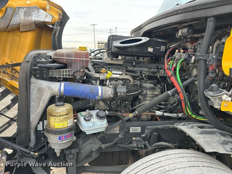 image for item ER4877 2021 Freightliner Cascadia 126 semi truck