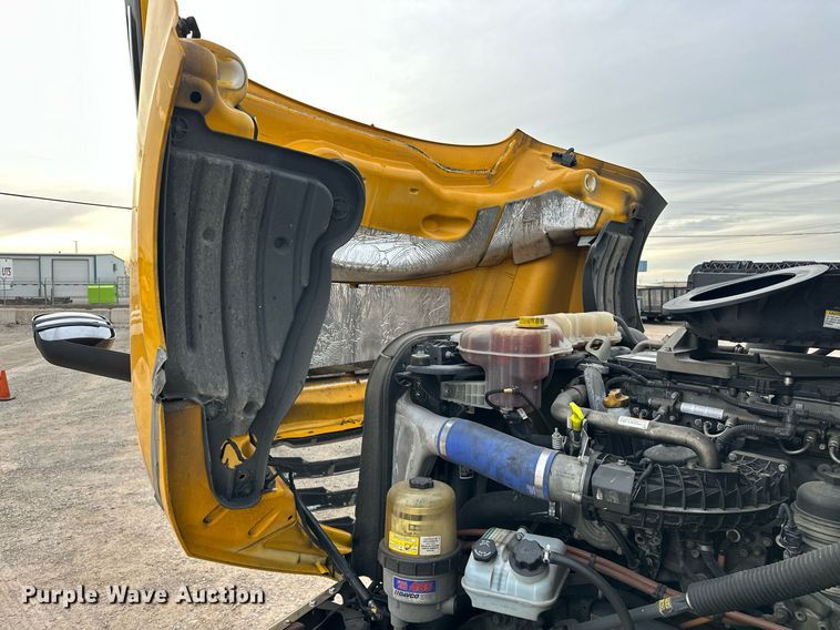 image for item ER4877 2021 Freightliner Cascadia 126 semi truck