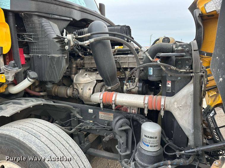 image for item ER4877 2021 Freightliner Cascadia 126 semi truck