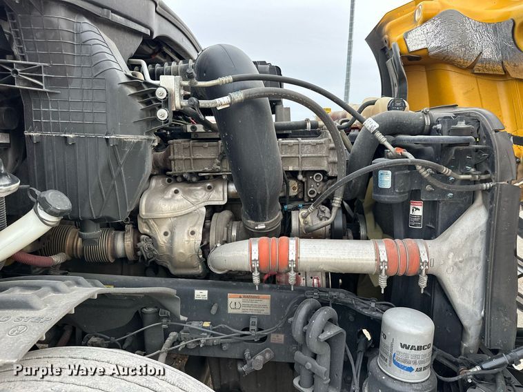 image for item ER4877 2021 Freightliner Cascadia 126 semi truck