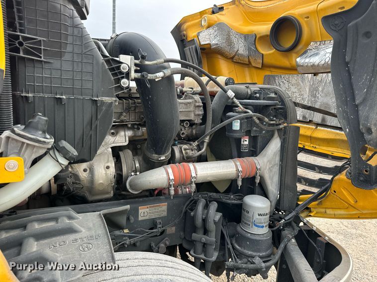 image for item ER4877 2021 Freightliner Cascadia 126 semi truck