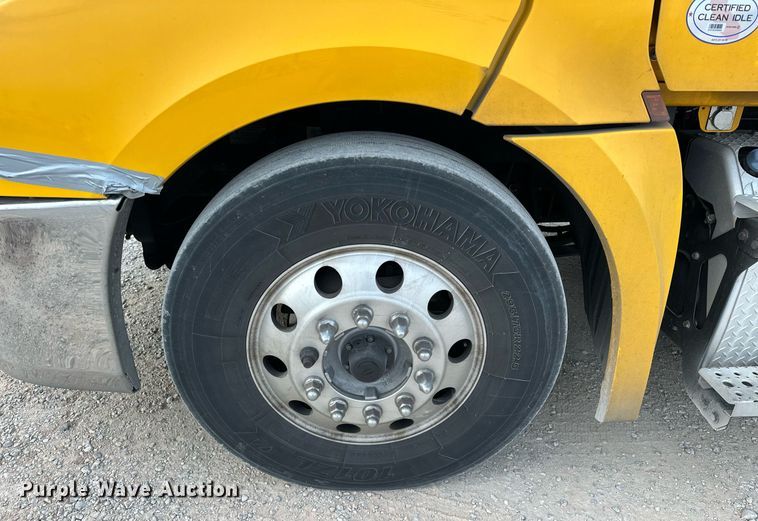 image for item ER4877 2021 Freightliner Cascadia 126 semi truck