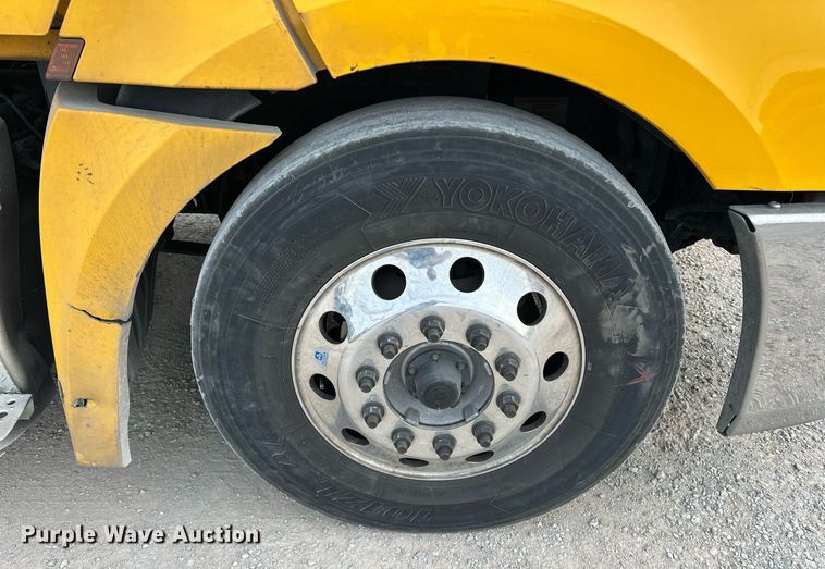 image for item ER4877 2021 Freightliner Cascadia 126 semi truck