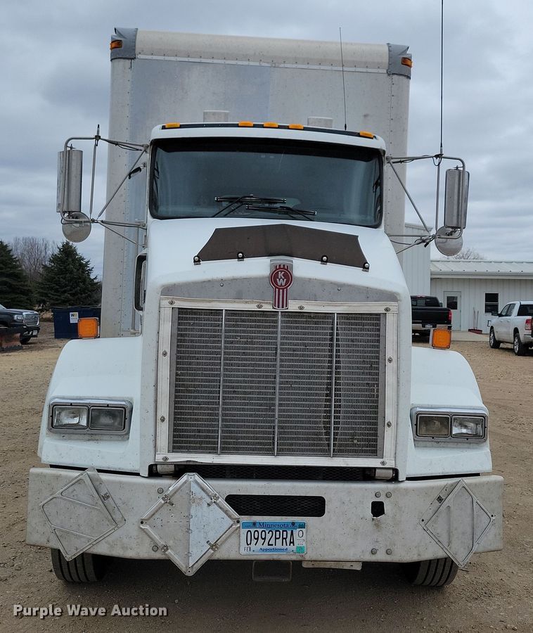 image for item NB9761 2003 Kenworth T800 box truck