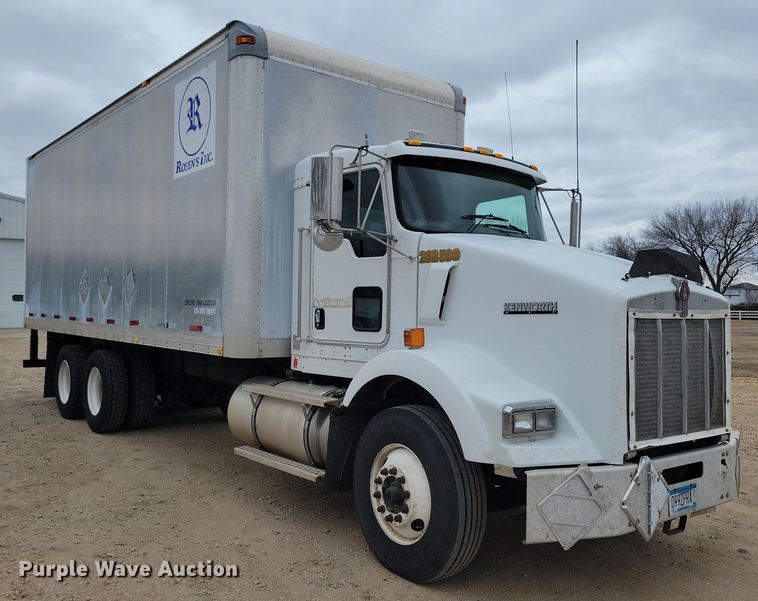 image for item NB9761 2003 Kenworth T800 box truck