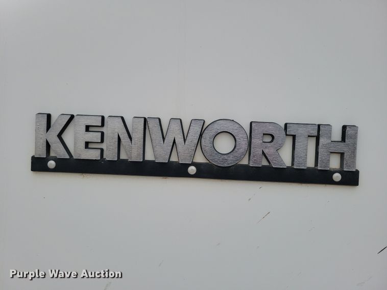 image for item NB9761 2003 Kenworth T800 box truck