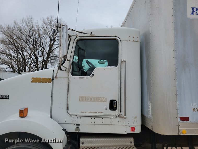 image for item NB9761 2003 Kenworth T800 box truck