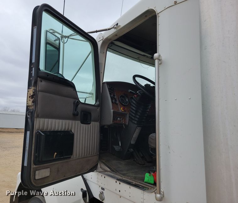 image for item NB9761 2003 Kenworth T800 box truck