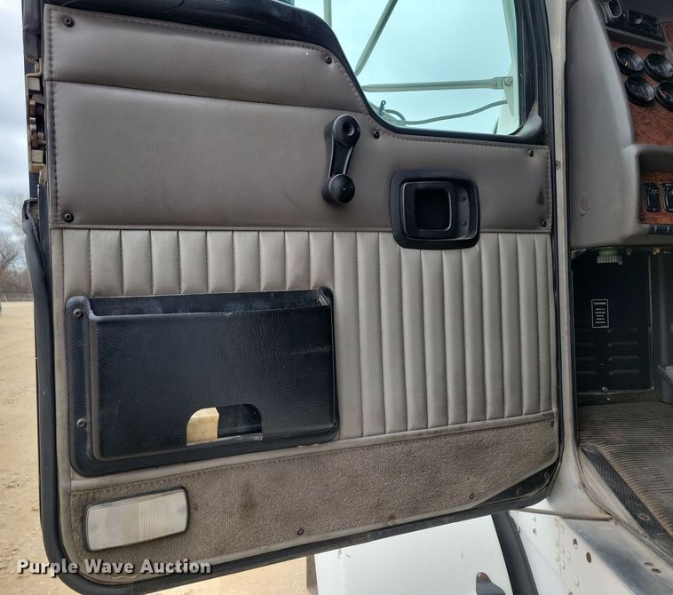 image for item NB9761 2003 Kenworth T800 box truck