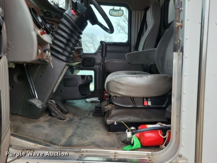 image for item NB9761 2003 Kenworth T800 box truck