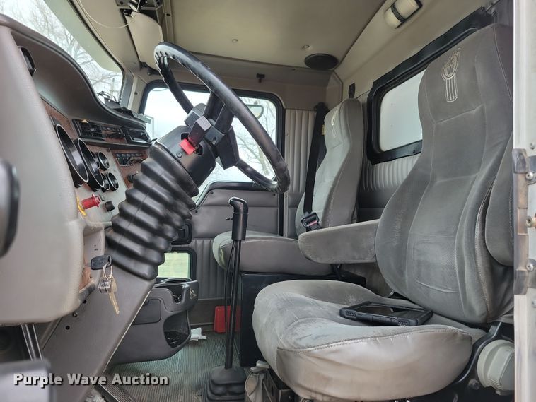 image for item NB9761 2003 Kenworth T800 box truck