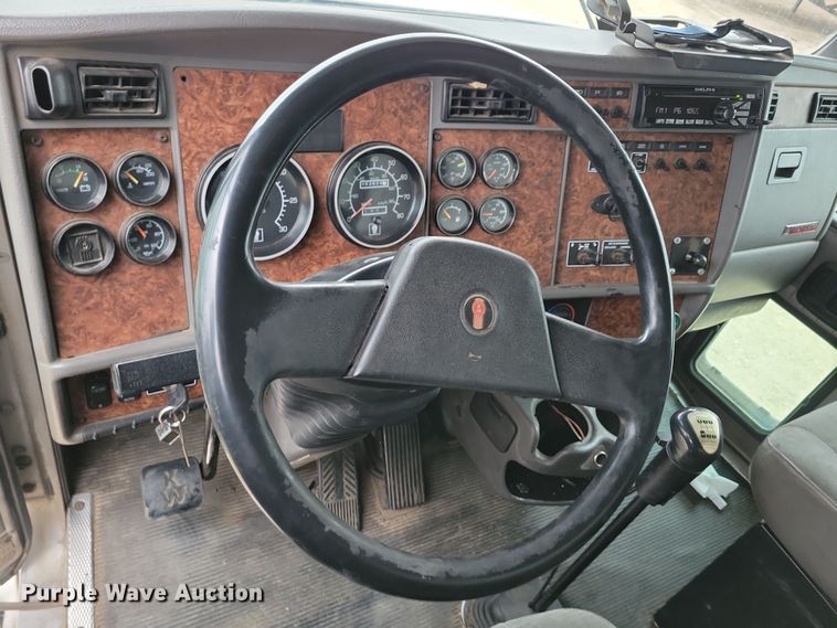 image for item NB9761 2003 Kenworth T800 box truck