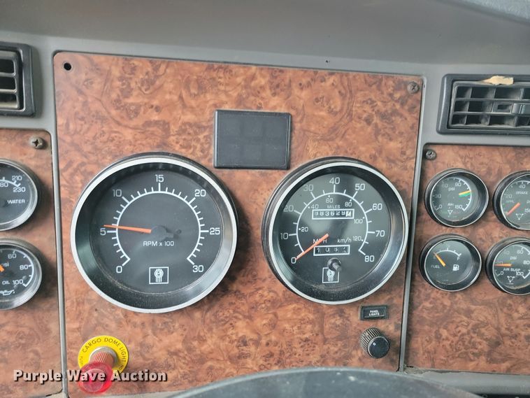 image for item NB9761 2003 Kenworth T800 box truck